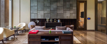 Roseate House: Elegante Lounge mit glänzendem Boden