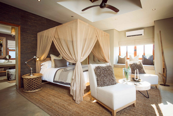 Sabi Sabi Bush Lodge: Elegantes Schlafzimmer mit Baldachinbett