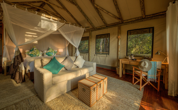 Setari Camp: Sofa und Schreibtisch