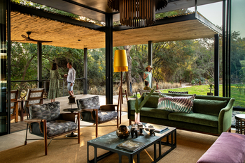 Tanda Tula Safari Camp: Laounge und Garten