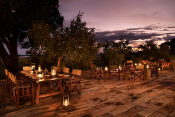 Tembo Plains Camp: Abendessen bei Kerzenschein