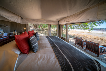 Tena Tena Camp Tena Tena Camp: Gästezelt - Bett und Sessel