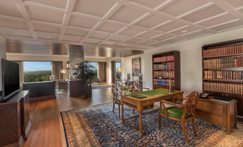 The Oberoi New Delhi: Kohinoor Suite Schreibtisch