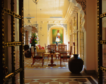The Oberoi Rajvilas: Lounge aus der Rajwada Bar gesehen