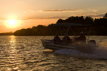 Toka Leya Camp Toka Leya Camp: Bootsfahrt Sonnenuntergang seitlich
