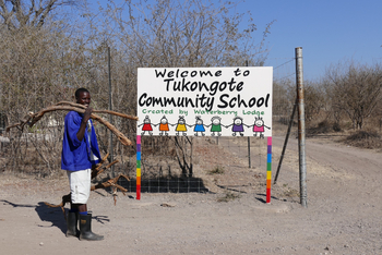 Waterberry Zambezi Lodge: Tor zur Schule