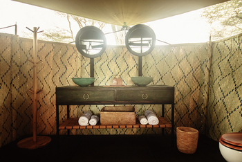 Wayo Serengeti Green Camp: Zwei Waschbecken mit Spiegeln