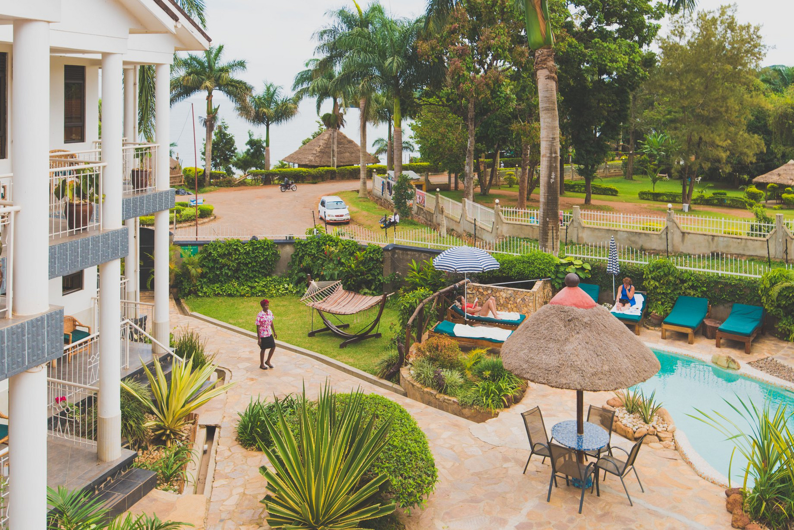 2 Friends Beach Hotel 2 Friends Beach Hotel: Swimming Pool mit Liegestühlen