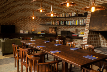 Angama Mara: Bibliothek