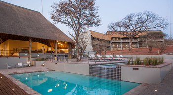 Chobe Bush Lodge Chobe Bush Lodge: Pool mit zwei Ebenen