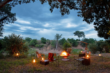 Elewana Sand River Masai Mara Camp Elewana Sand River Masai Mara Camp: Laternen am Feuer