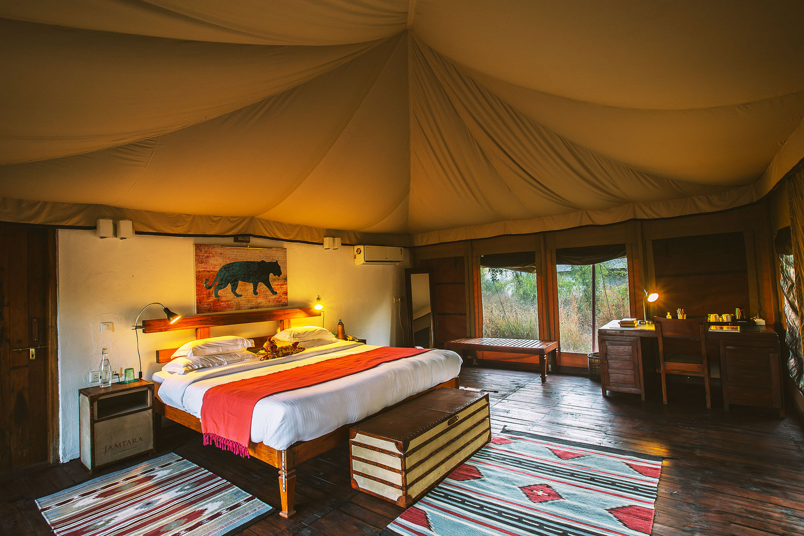 Jamtara Wilderness Camp Jamtara Wilderness Camp: Teppiche, Bett und Schreibtisch