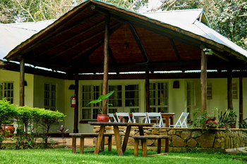 Moivaro Lodge: Rustikales Freiluft-Pavillon mit Holztisch