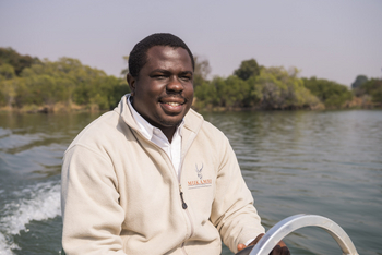 Mukambi Safari Lodge: Mitarbeiter im Boot