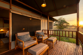 Nyikani Camp Central Serengeti: Sessel auf der Veranda
