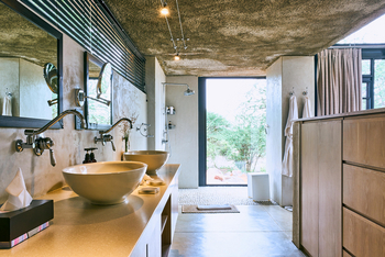 Otjimbondona: Doppelwaschtisch