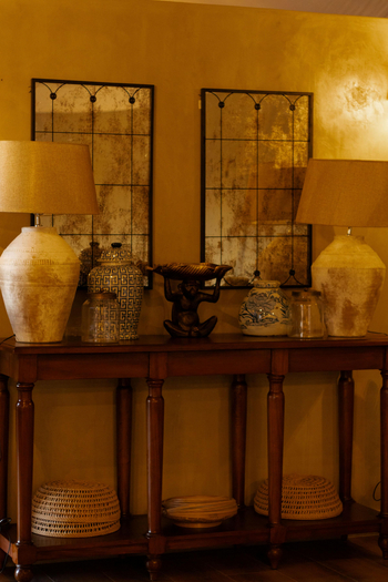 Otjiwa Thornbush Tented Camp: Lounge Konsolentisch mit Spiegeln und Keramiklampen