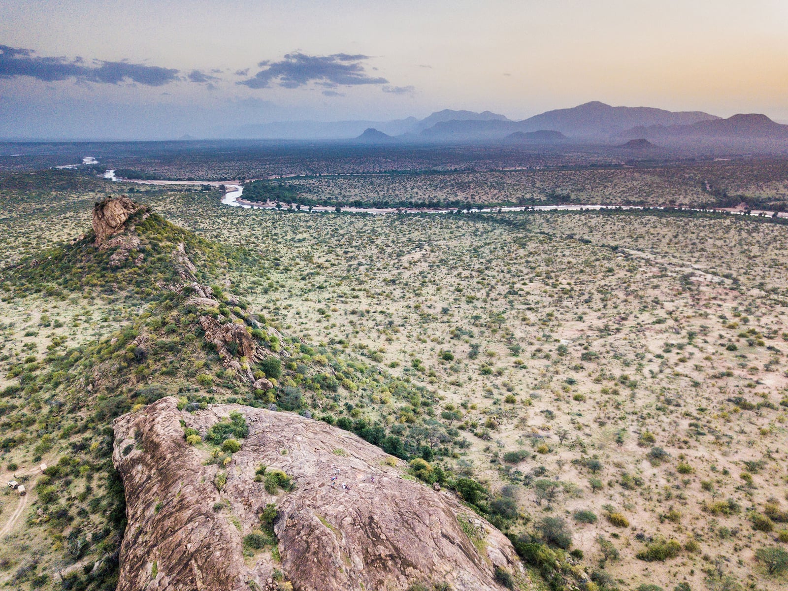 Sasaab Sasaab: Felsrippen in Flussnähe