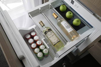Scenic Eclipse II Spa Suite: Ausziehbare Minibar mit Weinen und Äpfeln