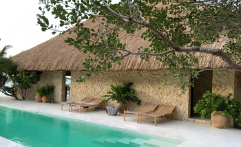 Sussurro: Gestreckter Pool