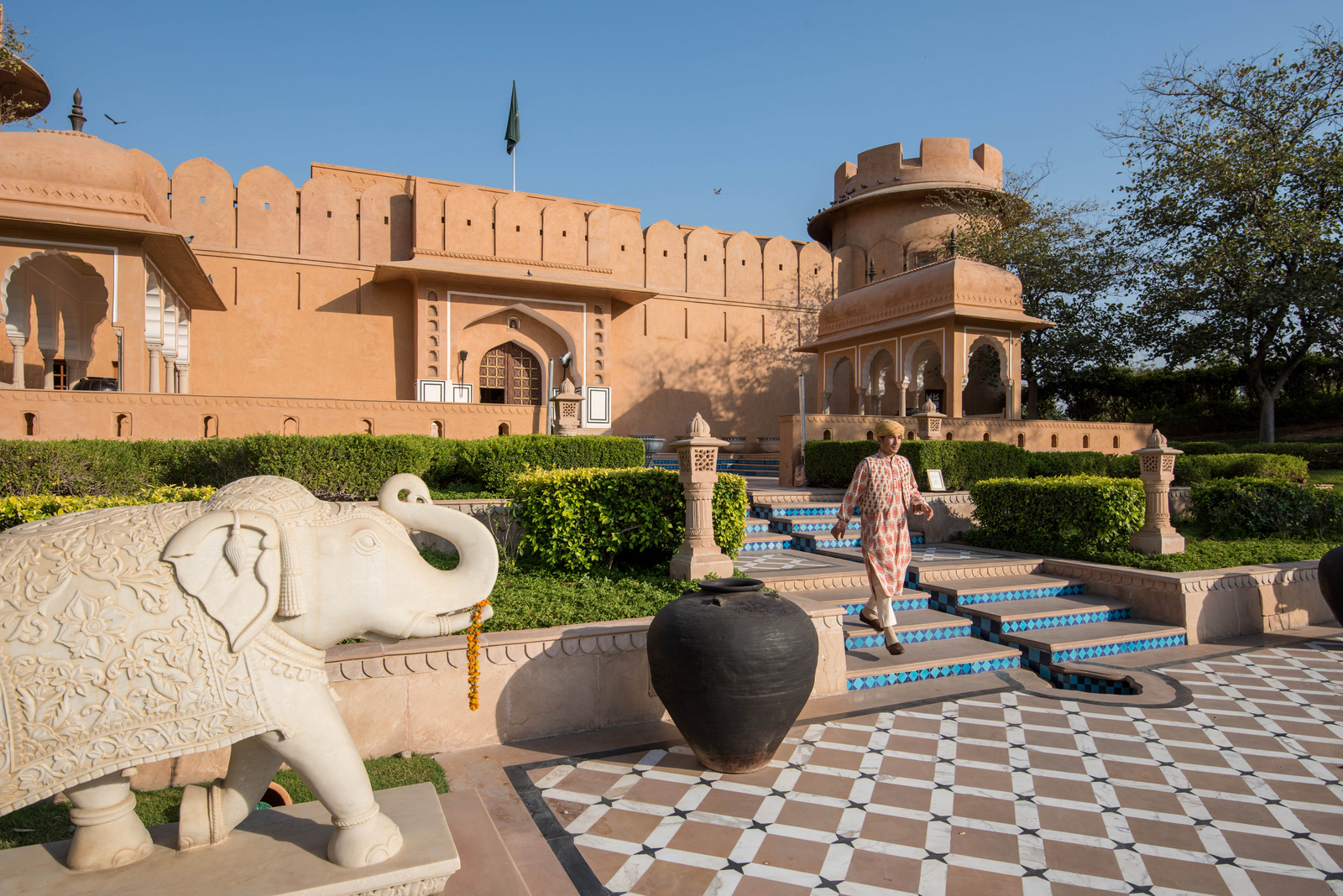 The Oberoi Rajvilas The Oberoi Rajvilas: Treppen zum Eingang