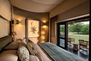 andBeyond Phinda Zuka Lodge: Schlafzimmer mit elegantem Bett und Pflanzenmotiv