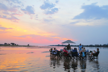 Baines River Camp: Sundowner im Sambesi