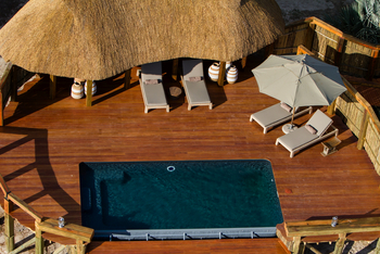 Camp Okavango: Poolbereich mit Liegestühlen