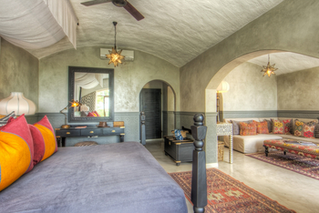 Chobe Game Lodge: Suite - Bett und Lounge