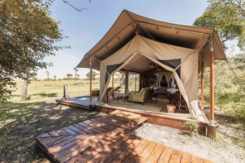 Elewana Little Elephant Pepper Camp: Schlafsuite mit grünem Sofa