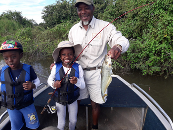KaingU Safari Lodge: Junge Angler
