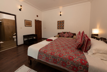 Khem Villas: Family Room - Blick zum Bad