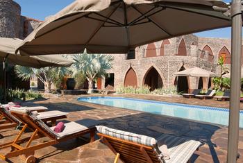 Le Mirage: Liegestühle am Pool