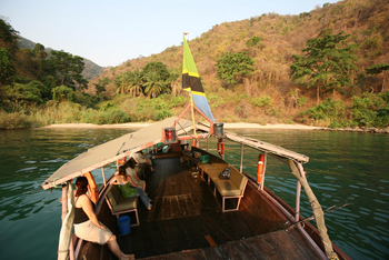 Mbali Mbali Mahale Lodge: Boot auf dem Wasser