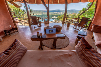 Mihingo Lodge: Lounge mit Poolblick