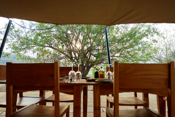 Mkomazi Wilderness Retreat: Gedeckter Speisetisch mit Buschblick