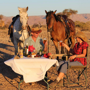 Namib Outpost: Wüste Pferde Sundowner