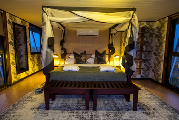 Namushasha River Villa: Doppelbett
