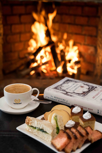 Ngorongoro Oldeani Mountain Lodge: Kamin mit Kaffe und Kuchenbuffet