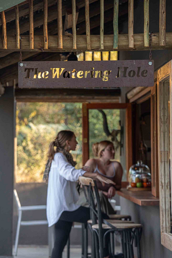 Notten's Bush Camp: Gäste plaudern an rustikaler Buschbar