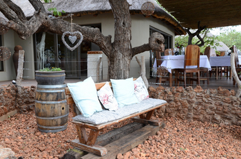 Okutala Lodge: Bank vor dem Haus