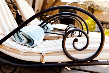 Olive Grove Guesthouse: Liegestühle