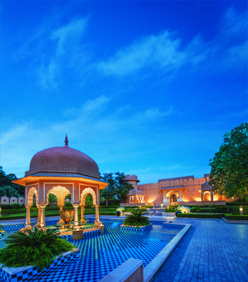 The Oberoi Rajvilas: Brunnen vor dem Haupteingang