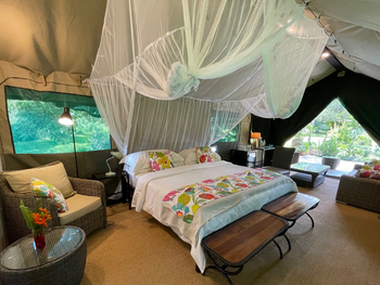 The Woodlands: Doppelbett mit Moskitonetz