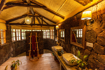Volcanoes Mount Gahinga Lodge: Deluxe Room Bad