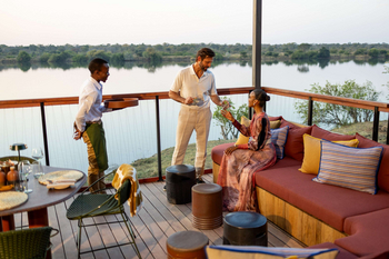 Anantara Tented Camp Kafue River: Gäste genießen Sundowner