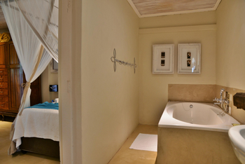 Bayete Guest Lodge Bayete Guest Lodge: Deluxe Triple Room