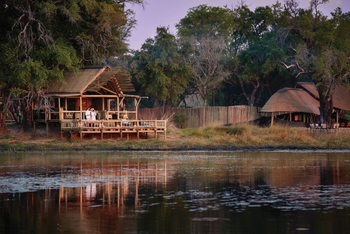 Belmond Khwai River Lodge: Gästezelt am Rande des Hochwassers