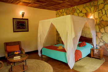 Country-Lodge: Schlafzimmer mit Himmelbett und Moskitonetz
