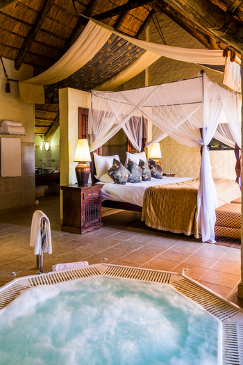 David Livingstone Safari Lodge: Jacuzzi im Zimmer